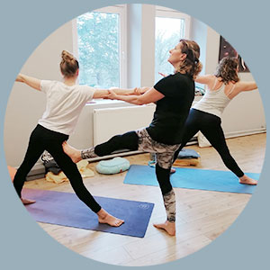 ÜberGlücklich - Ausbildung - Weiterbildung Yogalehrer - Assists, Alignment & Adjustments